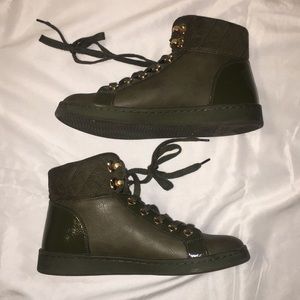 Women’s army green sneaker